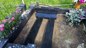 Небольшие памятники устанавливают прямо на землю